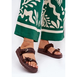 Damenflip flops auf der Plattform mit goldenen Klemmen braun 2