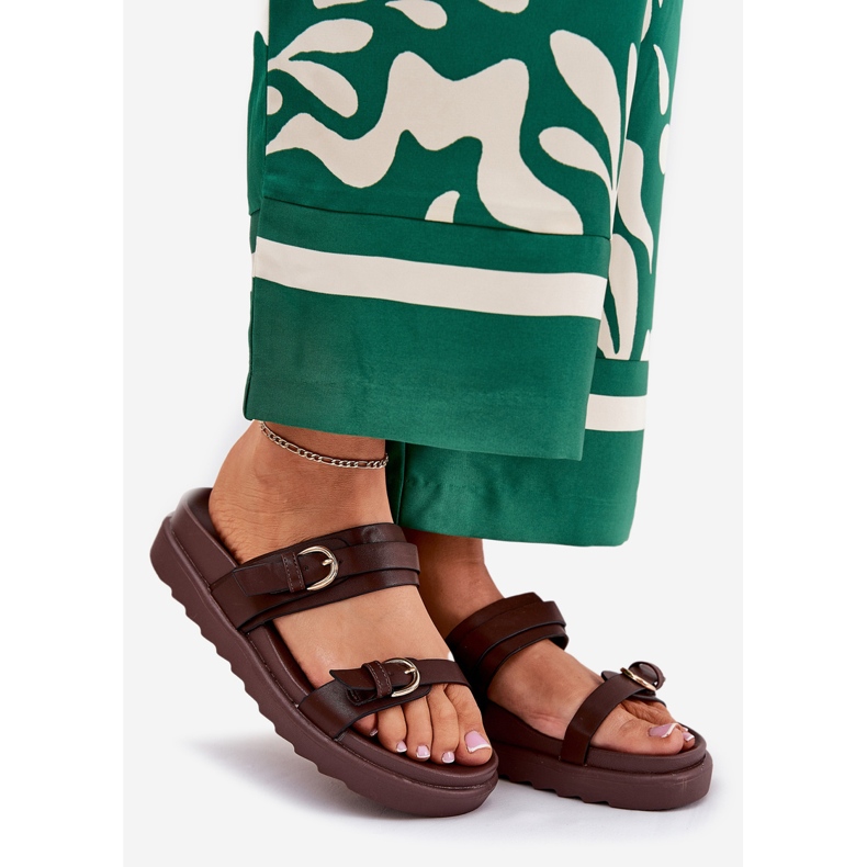 Damenflip flops auf der Plattform mit goldenen Klemmen braun 1