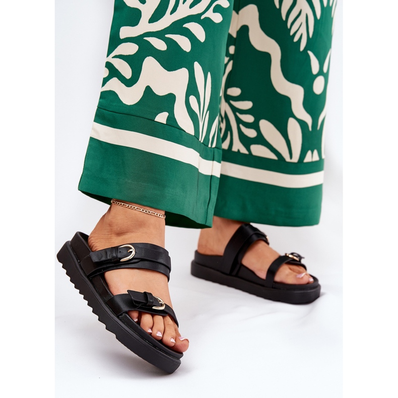 Damenflip flops auf der Plattform mit goldenen Klemmen schwarz 2