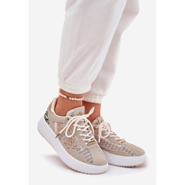 Frauensportschuhe mit Mesh- und Beige -Stollen 1