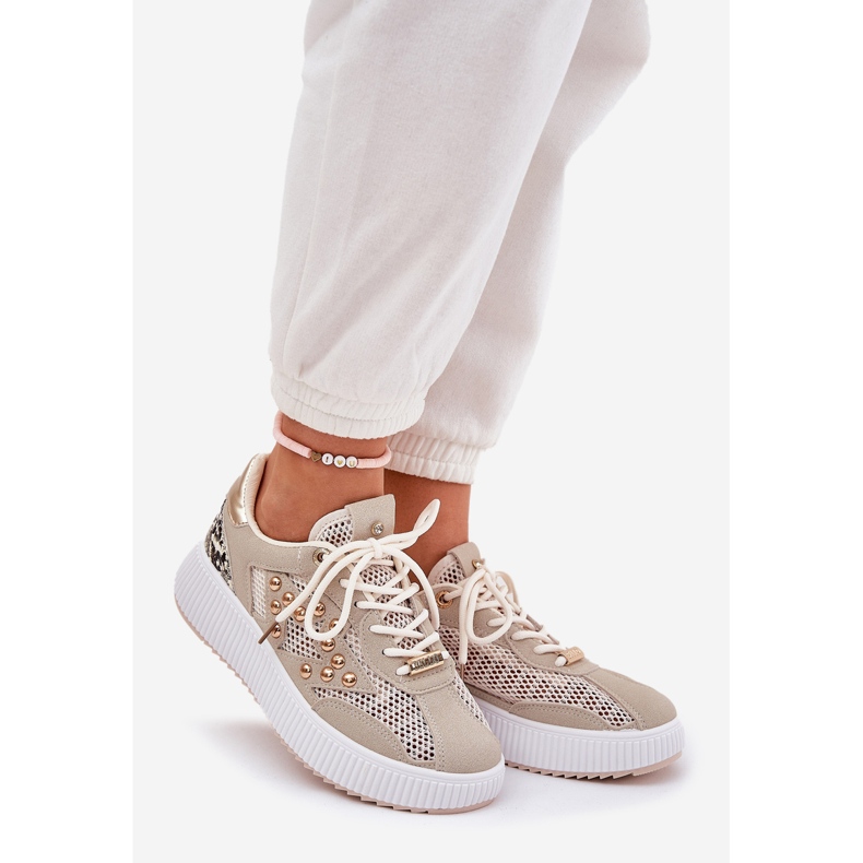 Frauensportschuhe mit Mesh- und Beige -Stollen 1