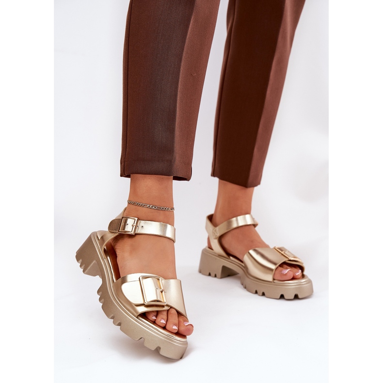 Öko -Leder -Frauensandalen mit goldener Schnalle 2