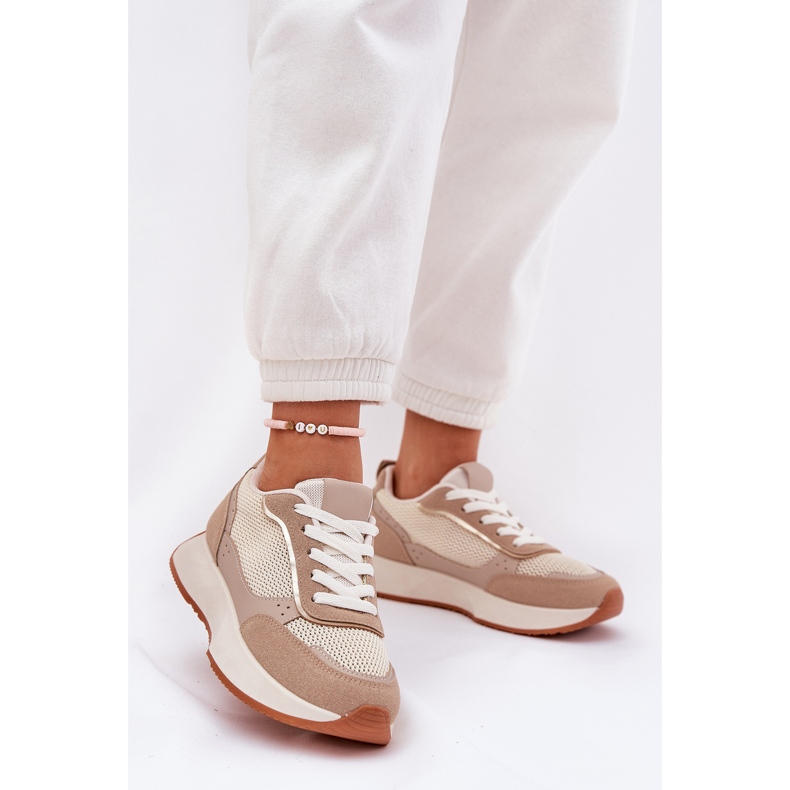 Frauensportschuhe mit einem Netz auf der Khaki -Plattform beige 2