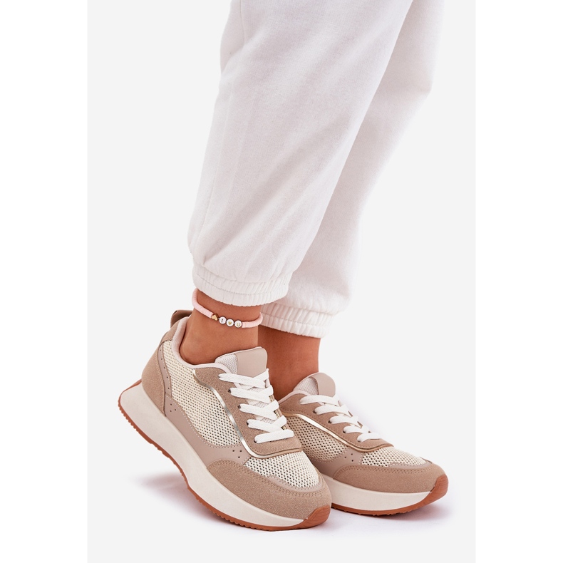 Frauensportschuhe mit einem Netz auf der Khaki -Plattform beige 1