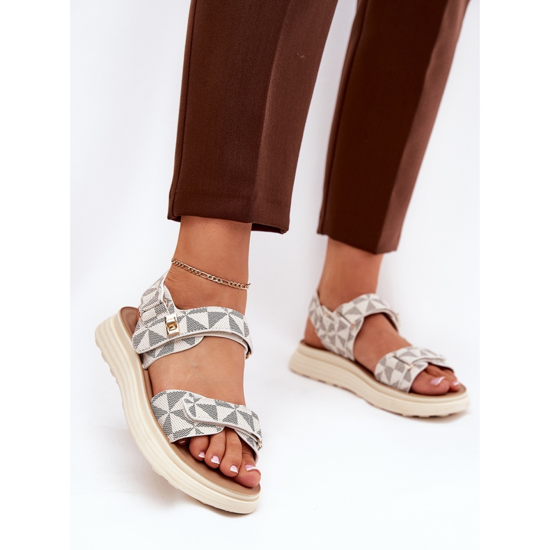 Frauen materielle Sandalen auf der Plattform Beige 2