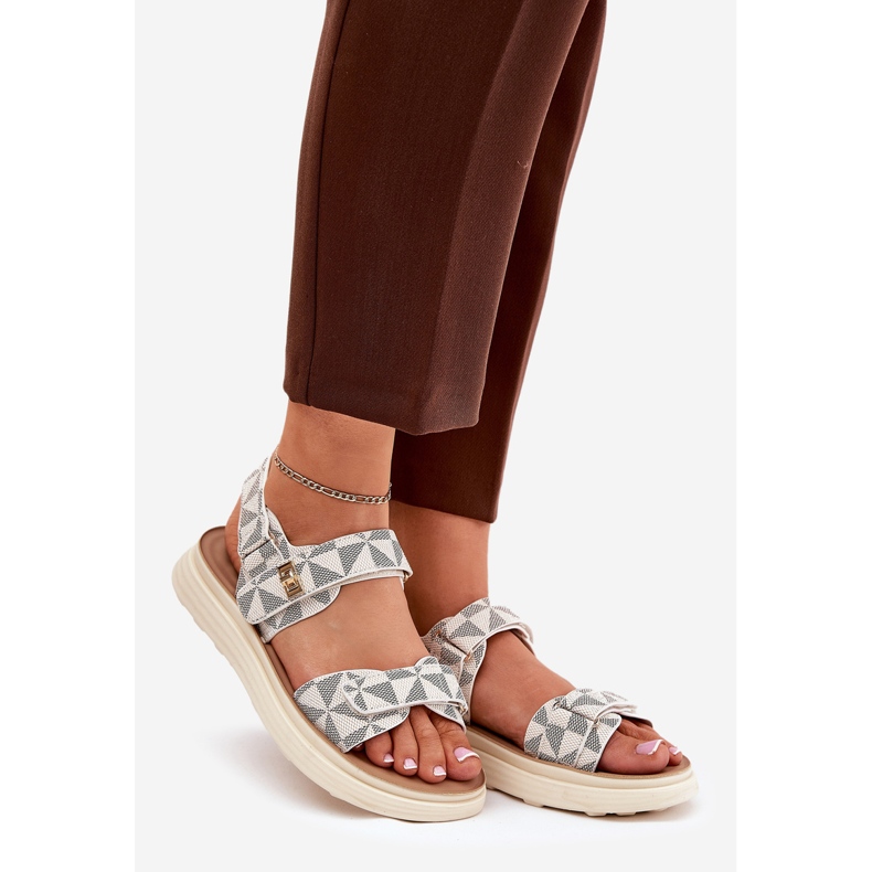 Frauen materielle Sandalen auf der Plattform Beige 1