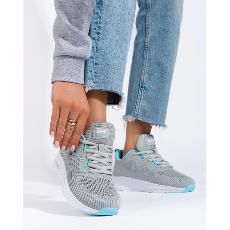 Sportschuhe auf der DK-Plattform grau 2