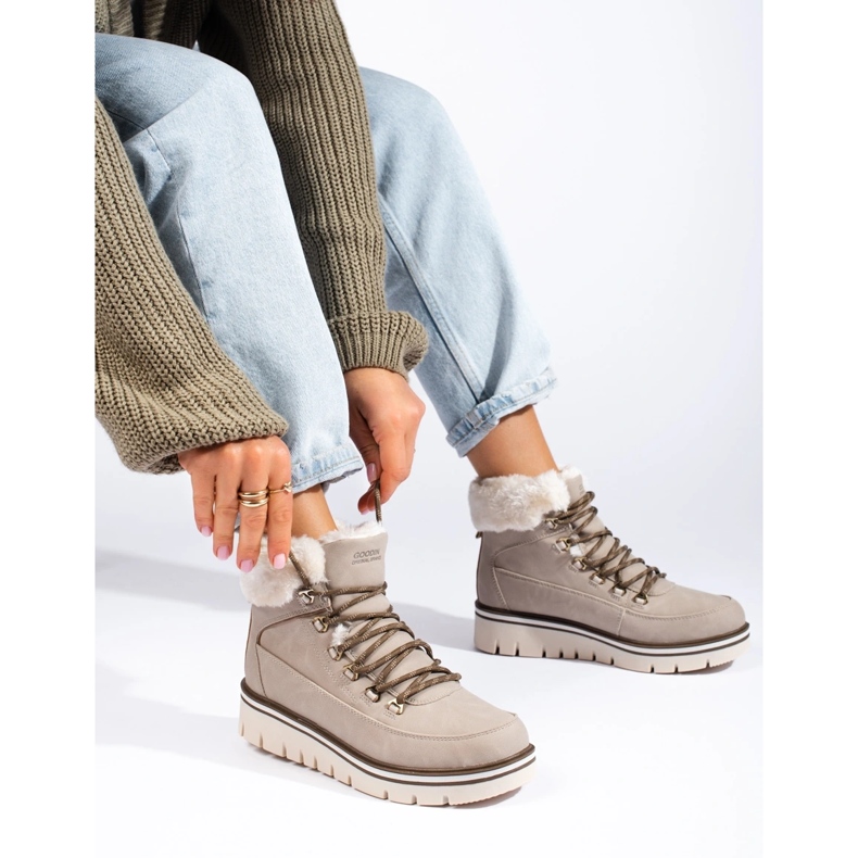 Trapperinnen auf dem Bahnsteig beige 1