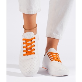 Weiße Damen-Sneaker mit orangefarbenen Schnürsenkeln 2