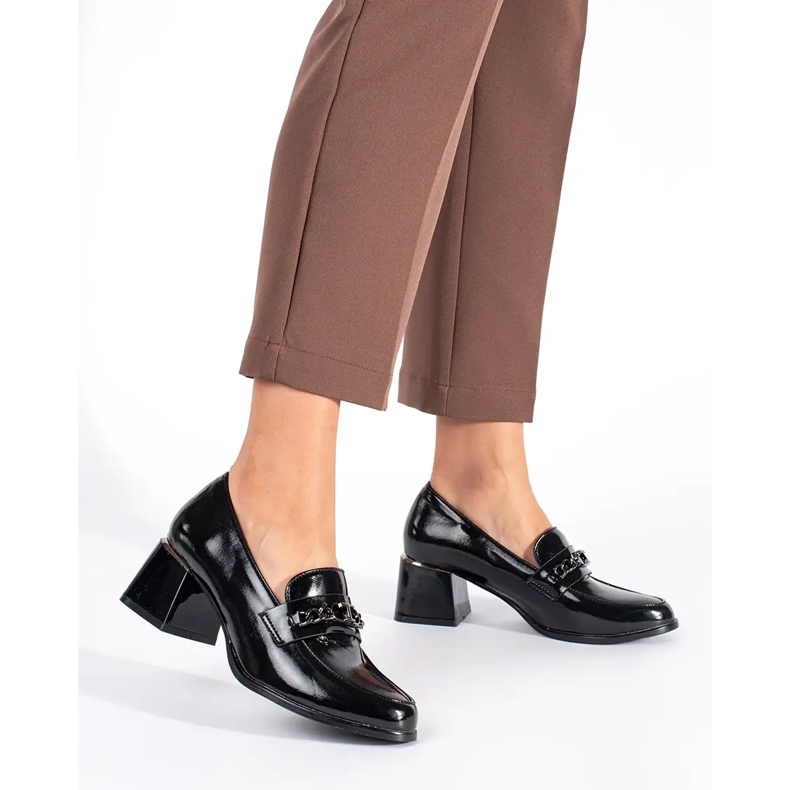 Schwarze Damenschuhe mit hohen Absätzen 1