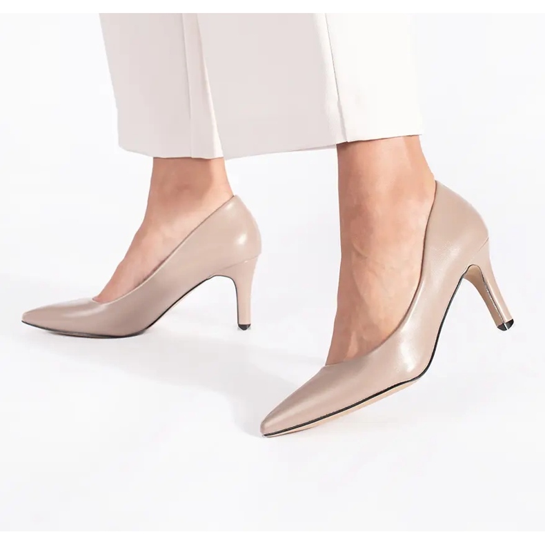 Klassische, elegante beige Pumps mit hohen Absätzen 1