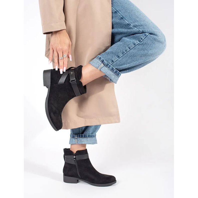 Schwarze Damen-Stiefeletten aus Wildleder mit dekorativem Riemen 1