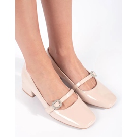 Beige Pumps mit Lackabsatz und Schnalle 2