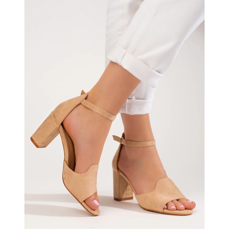 Beige Damensandalen auf der Post von W. Potocki 1