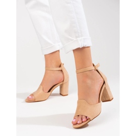 Beige Damensandalen auf der Post von W. Potocki 2