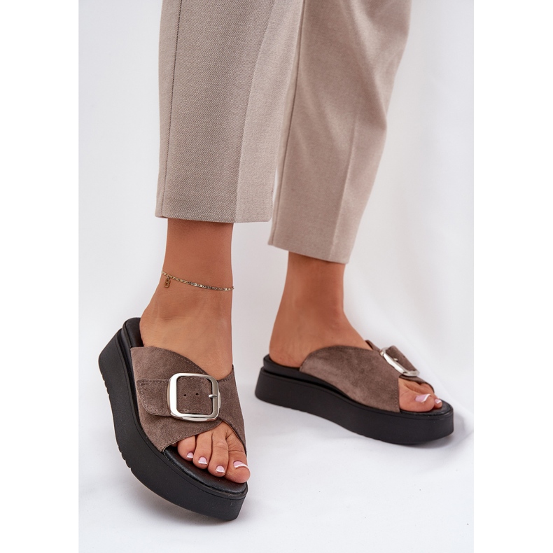 Women's Suede Flip Flops mit einer Schnalle auf der braunen Plattform Zazoo 3019 2