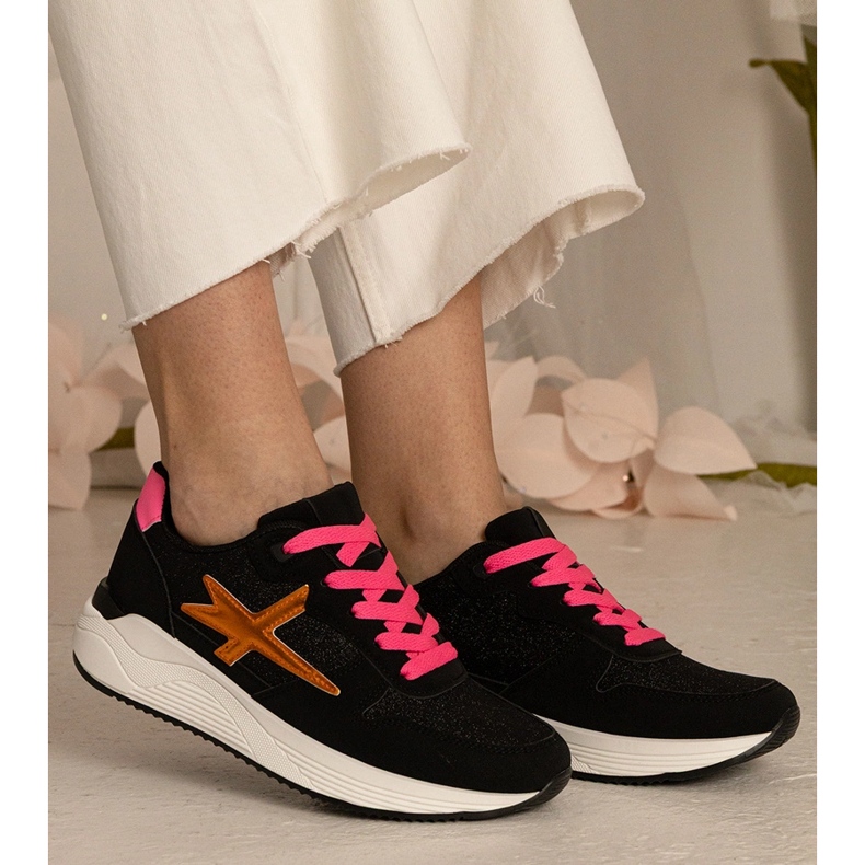 Schwarze Turnschuhe Frauensport mit Glitzer 2