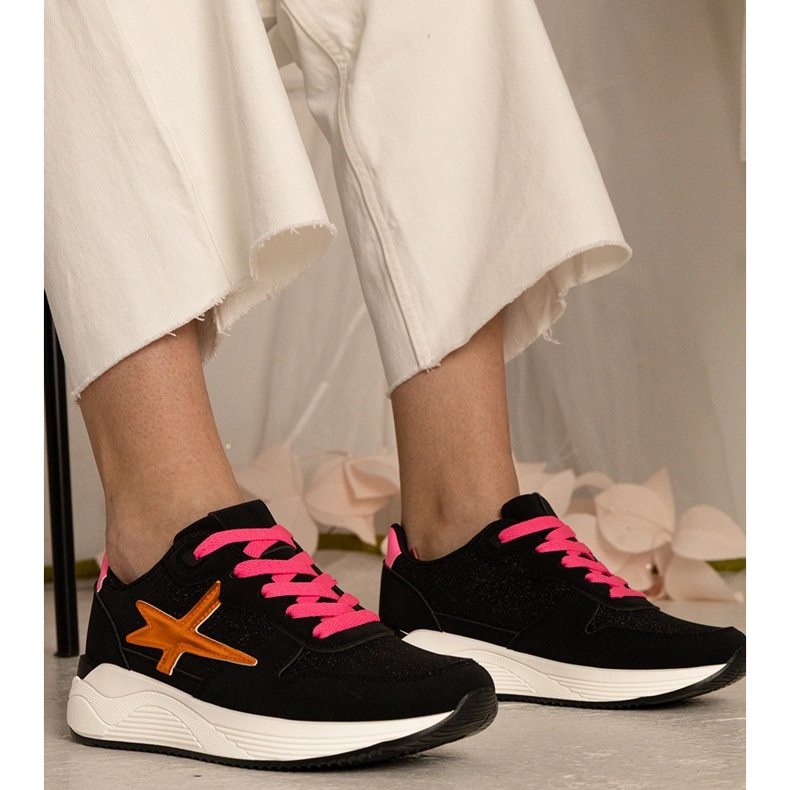 Schwarze Turnschuhe Frauensport mit Glitzer 1