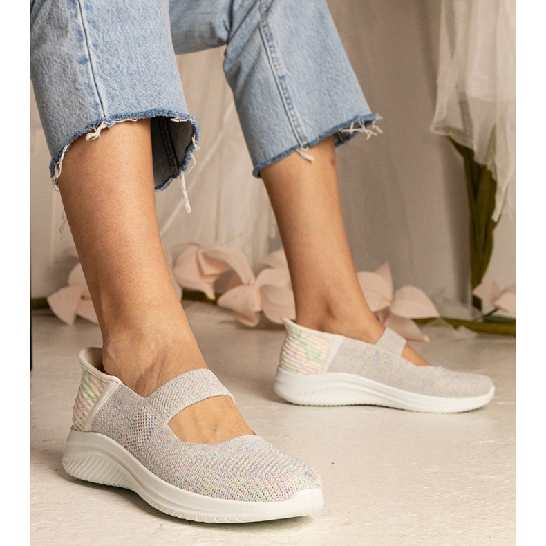 Bunte Frauen -Turnschuhe auf einer gepressten Sohle mehrfarbig 1