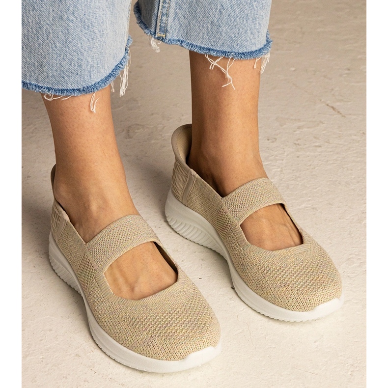 Beige Frauen -Turnschuhe auf einer gepressten Sohle 1