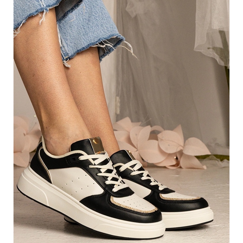 Schwarze Frauen -Turnschuhe mit Glitzerzubehör 2