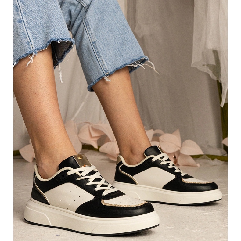 Schwarze Frauen -Turnschuhe mit Glitzerzubehör 1