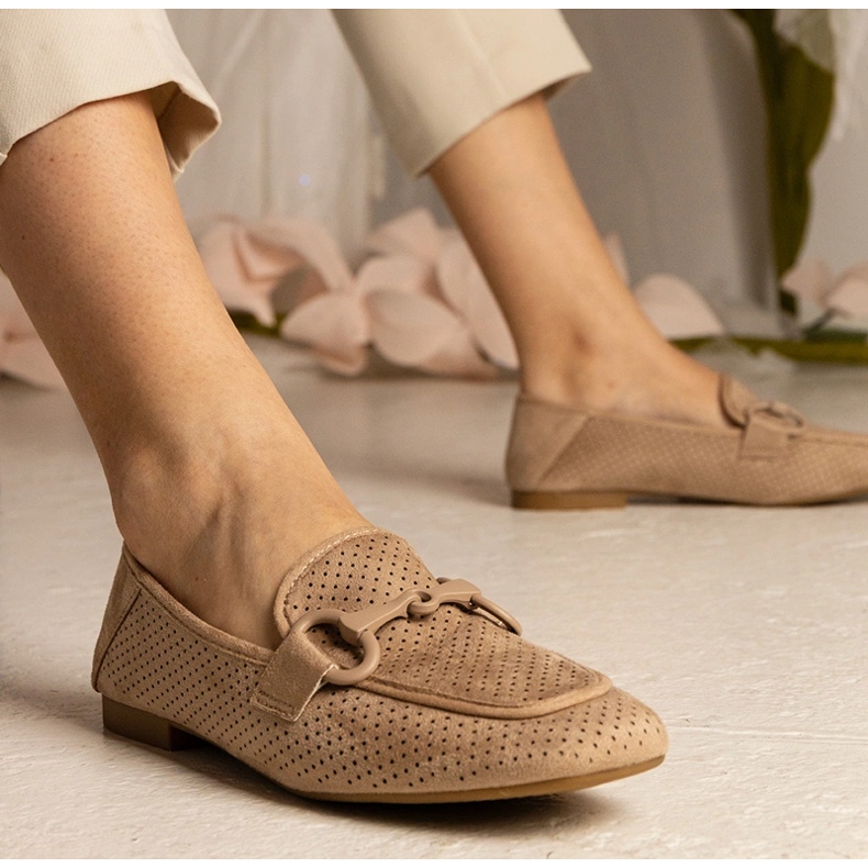 Braune Frauen offene Arbeitsplätze mit einer Verzierung 1