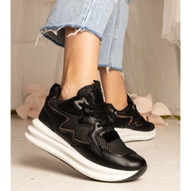 Schwarze Turnschuhe mit einem holographischen Element 3