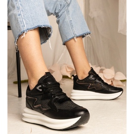 Schwarze Turnschuhe mit einem holographischen Element 2