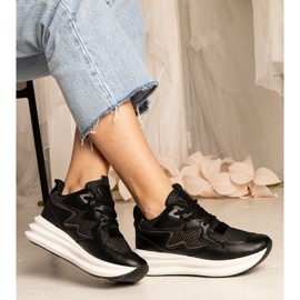 Schwarze Turnschuhe mit einem holographischen Element 1