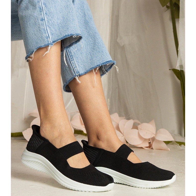 Schwarze Frauen -Turnschuhe auf einer gepressten Sohle 1