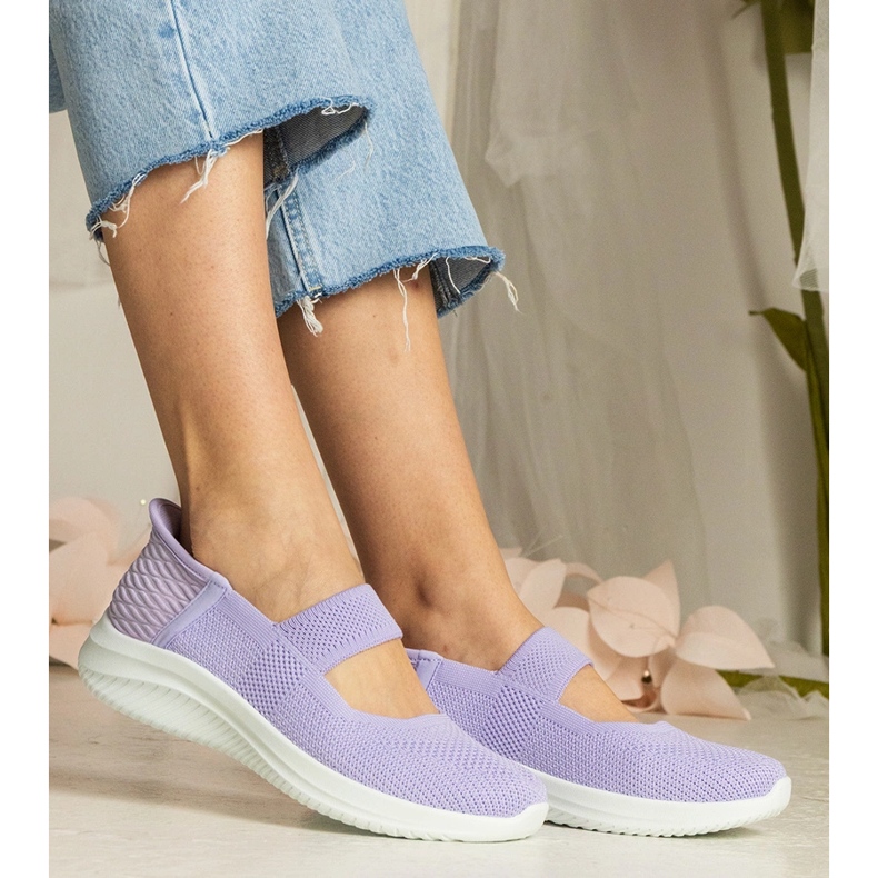 Violette Frauen -Turnschuhe auf einer gepressten Sohle lila 2