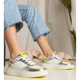 Silber Frauen -Sneaker mit einem Neonzubehör 1