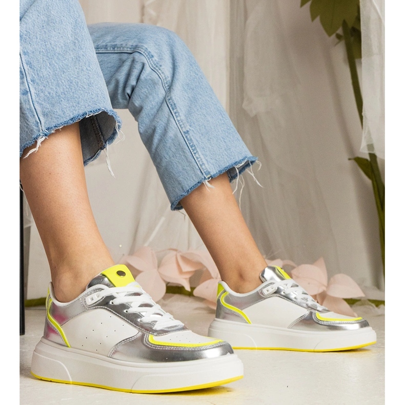 Silber Frauen -Sneaker mit einem Neonzubehör 1
