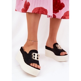 Hausschuhe auf der Plattform und Keile mit einer schwarzen Dekoration 2