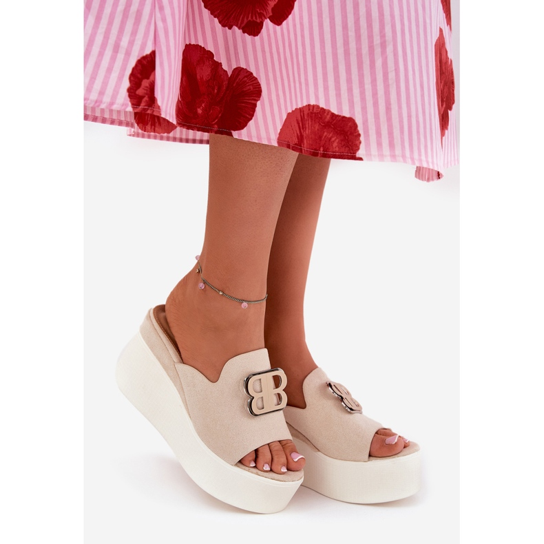 Hausschuhe auf der Plattform und Keile mit beige Ornament 2