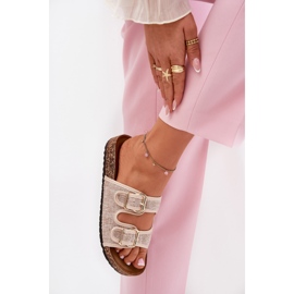 Frauenmaterial Flip Flops auf einer Korkplattform mit beige Schnallen 2