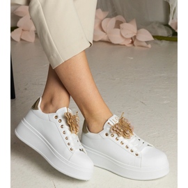 Weiße und Gold -Turnschuhe mit einem Schmetterling mit Zirkonen dekoriert 3