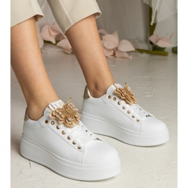 Weiße und Gold -Turnschuhe mit einem Schmetterling mit Zirkonen dekoriert 1