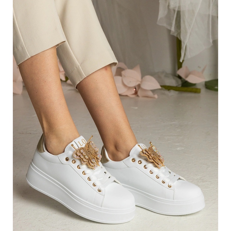 Weiße und Gold -Turnschuhe mit einem Schmetterling mit Zirkonen dekoriert 2