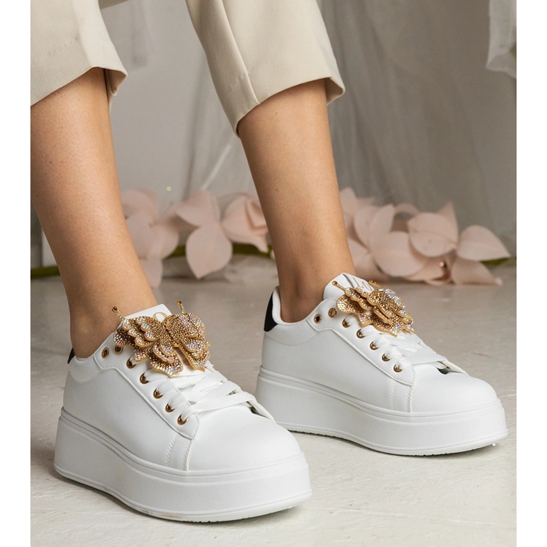 Schwarze und weiße Turnschuhe mit einem Schmetterling mit Zirkonen dekoriert 2