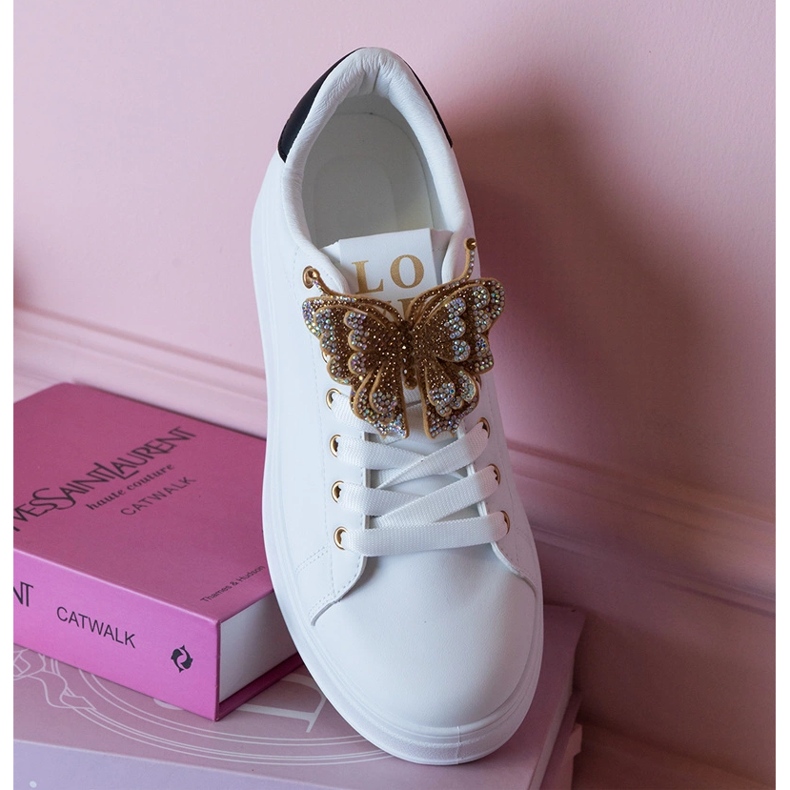 Schwarze und weiße Turnschuhe mit einem Schmetterling mit Zirkonen dekoriert 1