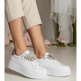 Weiße und Silber -Turnschuhe mit einem Schmetterling mit Zirkonen dekoriert 2