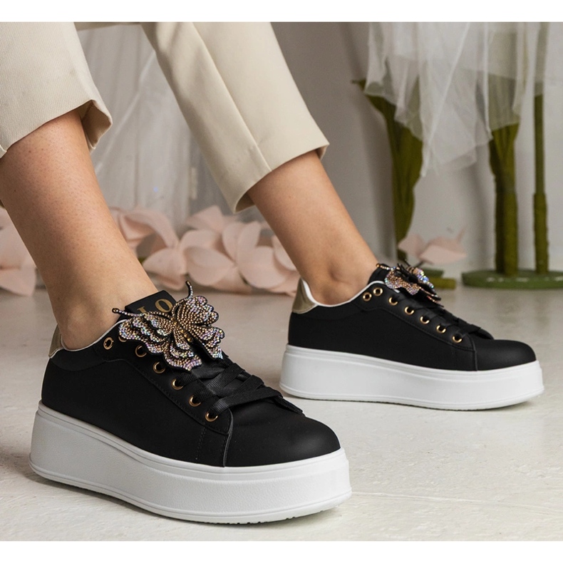 Schwarze Turnschuhe mit einem Schmetterling mit Zirkonen dekoriert 1