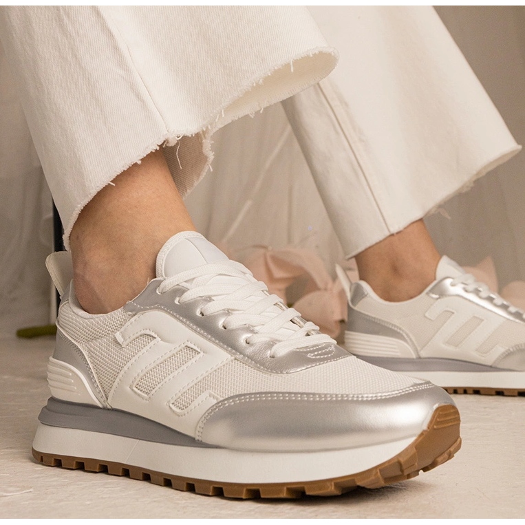 White-Srebrne-Sneakers Frauensportarten weiß 1