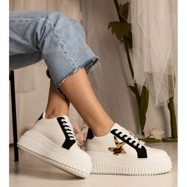 Schwarze und weiße Turnschuhe mit Glitzer und Stern dekoriert 3