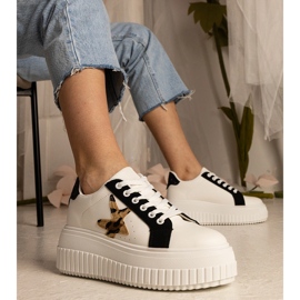 Schwarze und weiße Turnschuhe mit Glitzer und Stern dekoriert 1