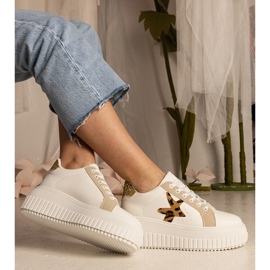 Weiß und beige Turnschuhe mit Glitzer und Stern dekoriert 2
