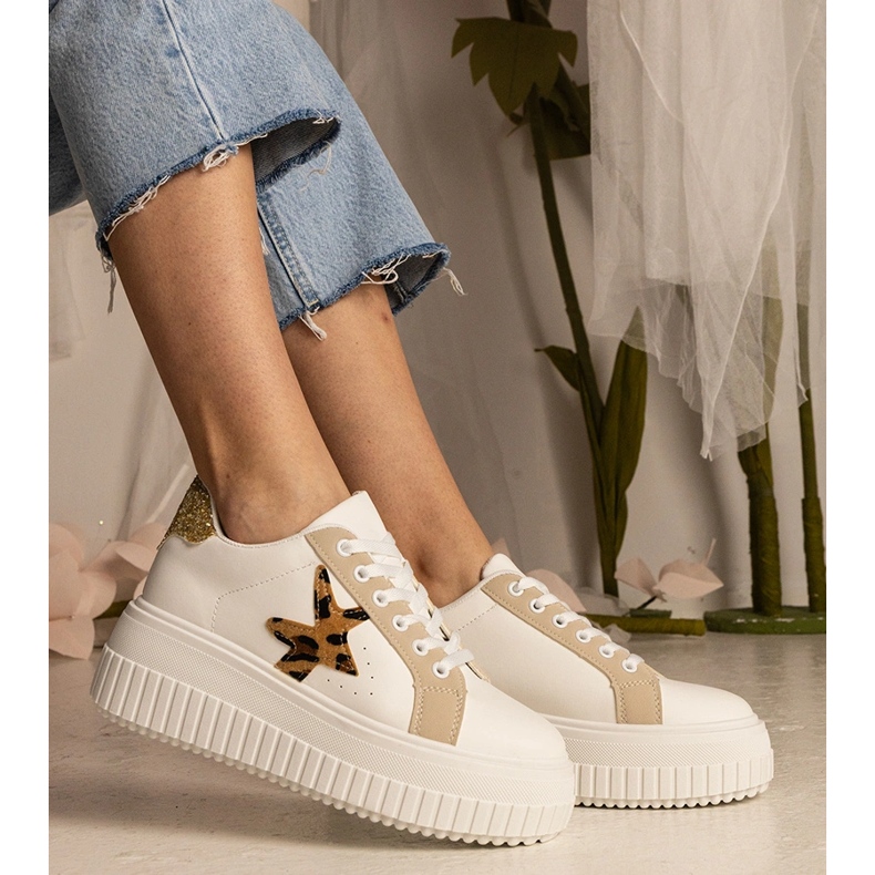 Weiß und beige Turnschuhe mit Glitzer und Stern dekoriert 1
