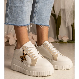 Weiß und beige Turnschuhe mit Glitzer und Stern dekoriert 4